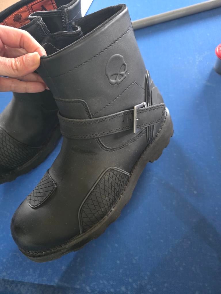 Bottes Harley Davidson, Enlèvement