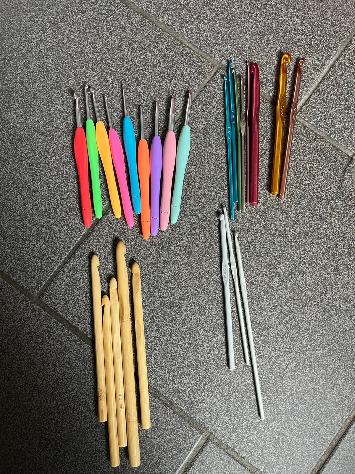 Hobbyset 25 haaknaalden + 5 bollen wol, Hobby en Vrije tijd, Ophalen, Zo goed als nieuw