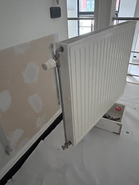 Radiateur à panneaux RADSON avec vanne thermostatique, Bricolage & Construction, Chauffage & Radiateurs, Enlèvement