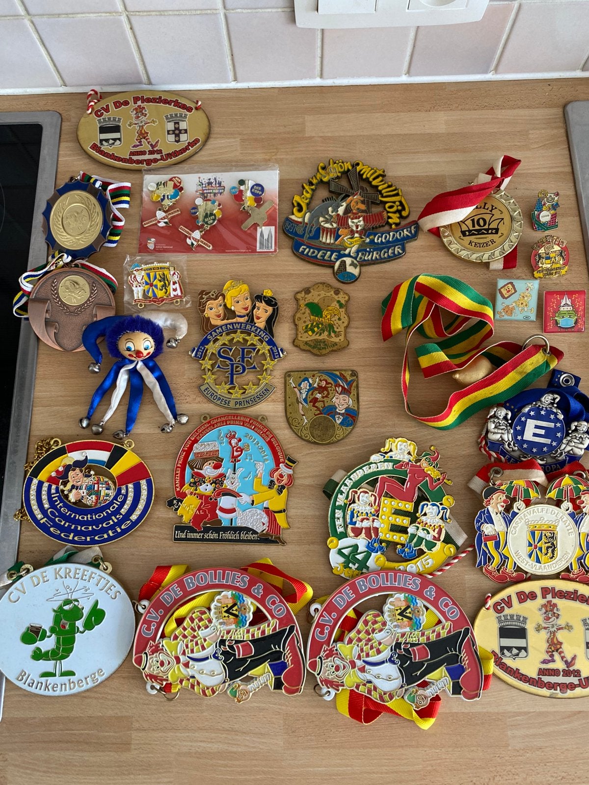 Lot carnaval medailles, Ophalen, Zo goed als nieuw