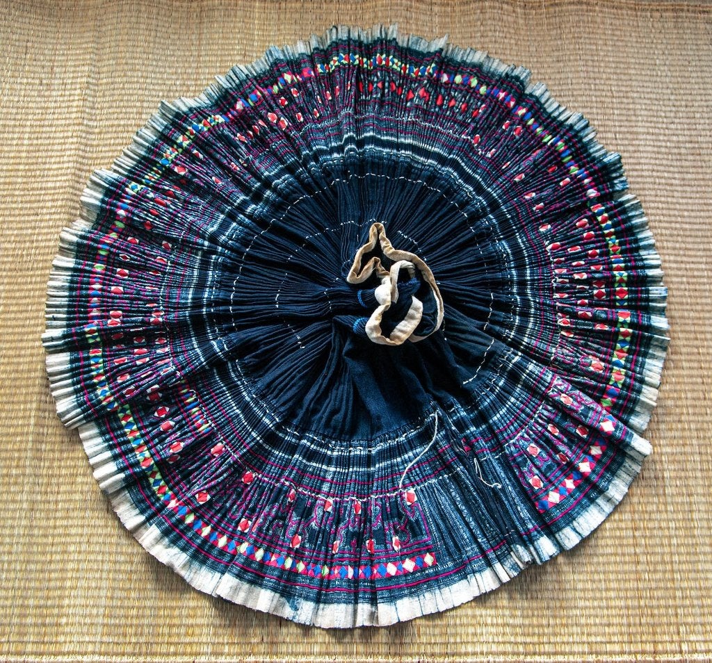 Vintage Green Hmong plooirok, Antiek en Kunst, Kunst | Niet-Westerse kunst, Textiel, Overige typen, Handgemaakt, Ophalen of Verzenden