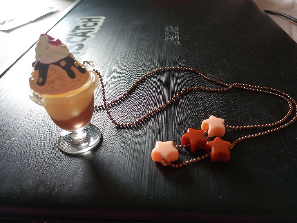 Ketting milkshake + lipgloss, Bijoux, Sacs & Beauté, Enlèvement ou Envoi, Autres couleurs, Avec pendentif, Comme neuf