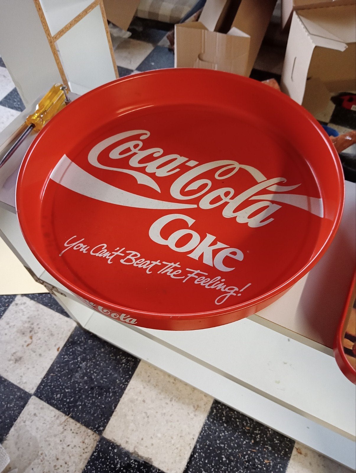 Plateau Coca Cola, Enlèvement ou Envoi