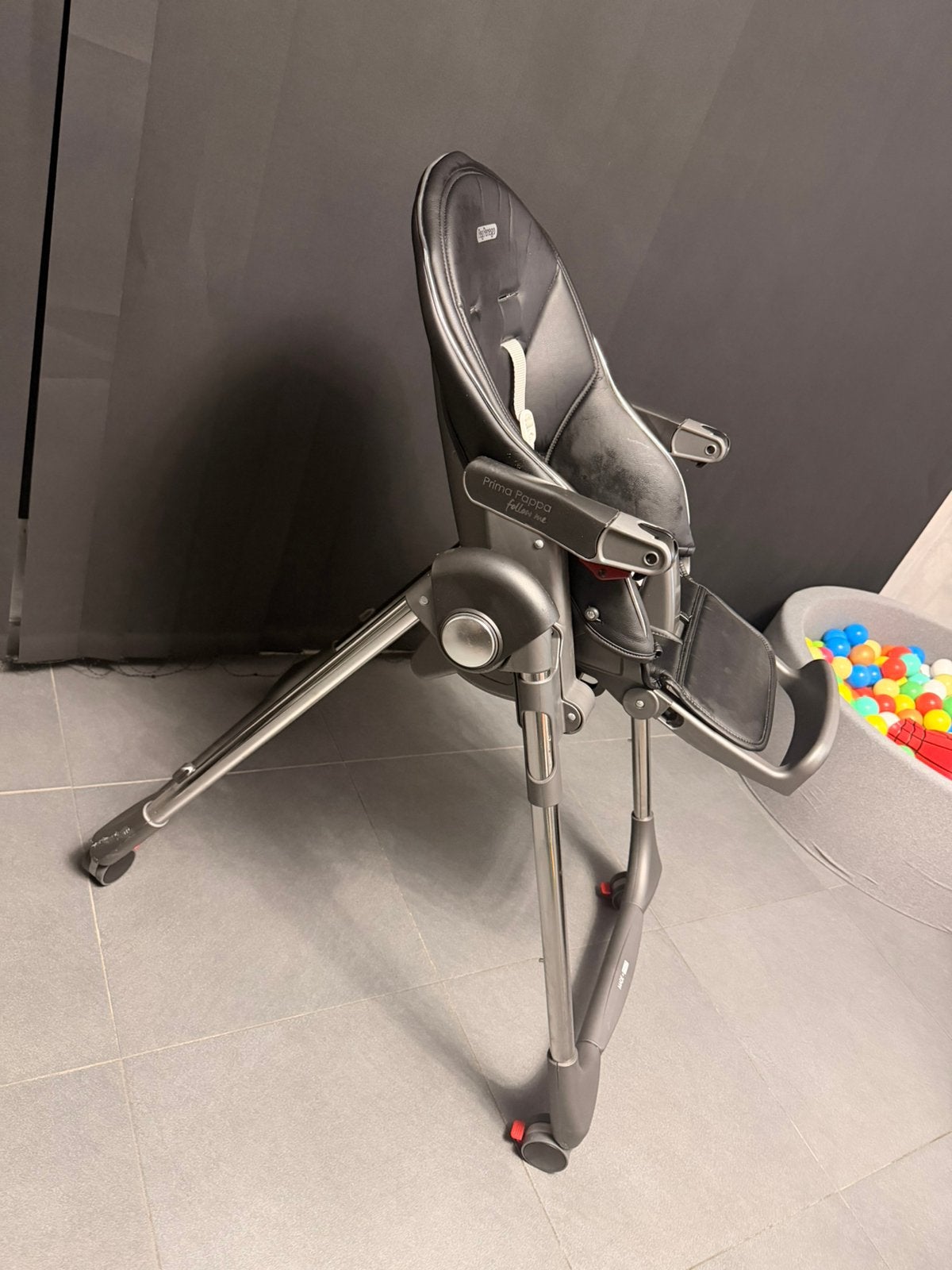 Peg Perego Prima Pappa Follow Me – Zwart – Zeer goede staat, Kinderen en Baby's, Ophalen, Zo goed als nieuw, Afneembaar eetblad