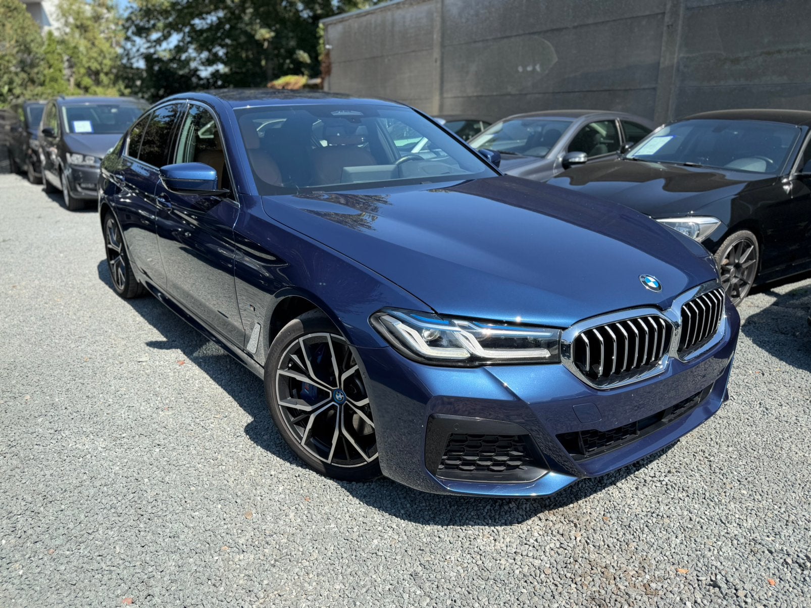 BMW 545e Xdrive M-pack 394 pk, Auto's, BMW, Automaat, 4 deurs, Parkeersensor, Blauw