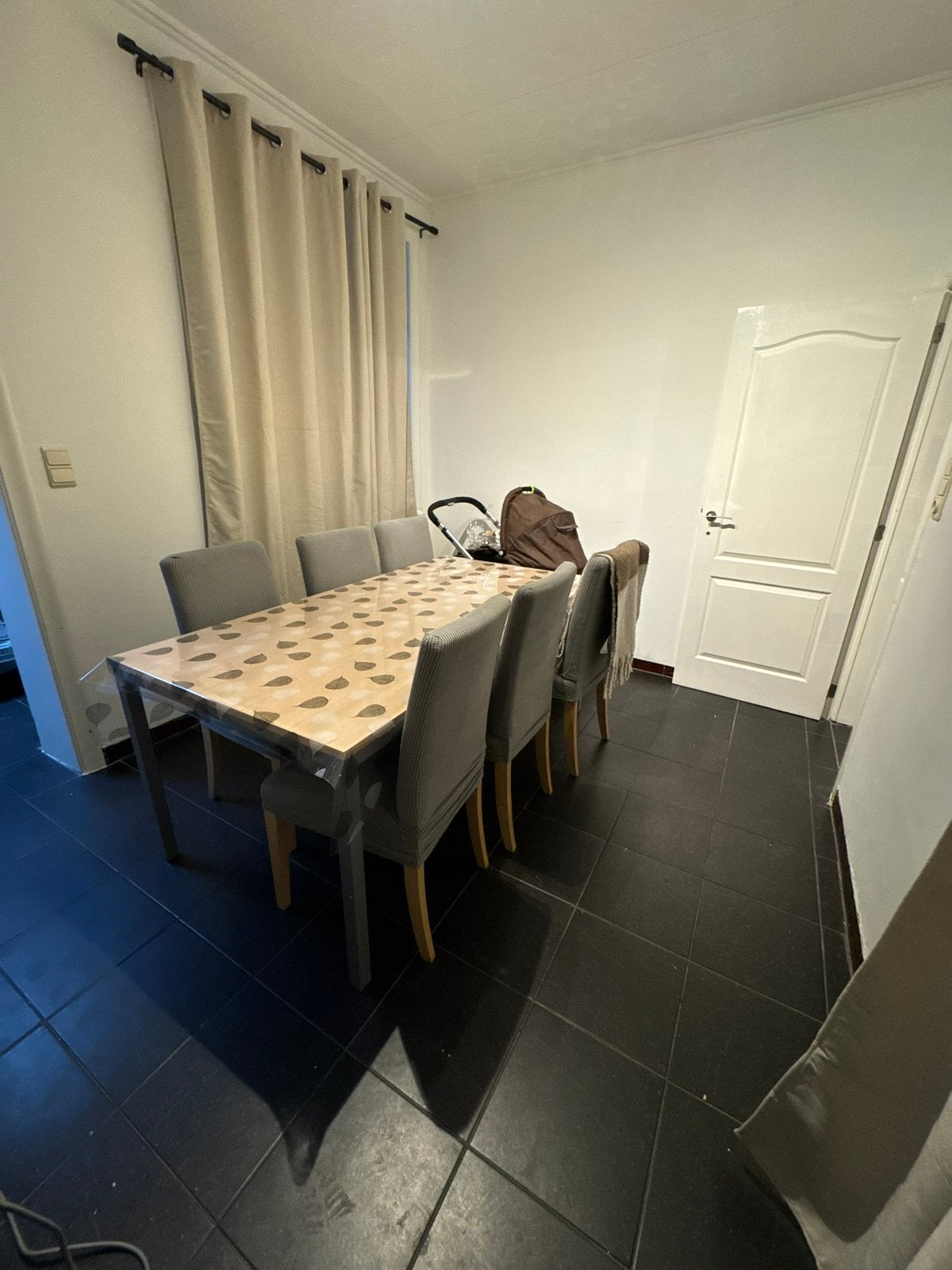Eettafel met 6 stoelen