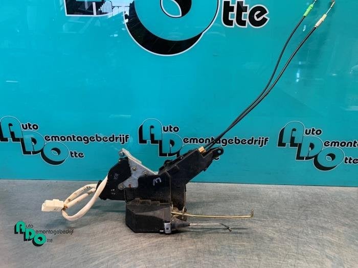 Deurslot Mechaniek 4Deurs links-voor van een Lexus IS 200 (I, Gebruikt, -, -, -