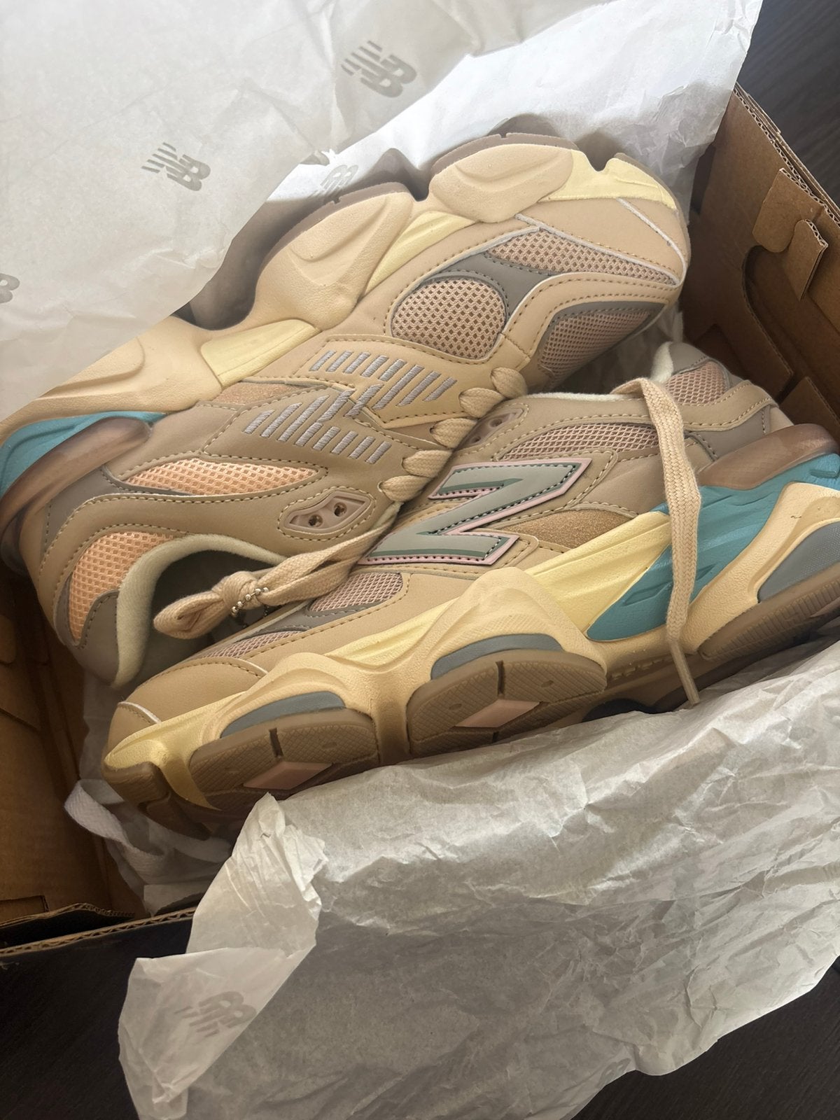 New Balance 9060 neuve, Vêtements | Femmes, Enlèvement, Beige