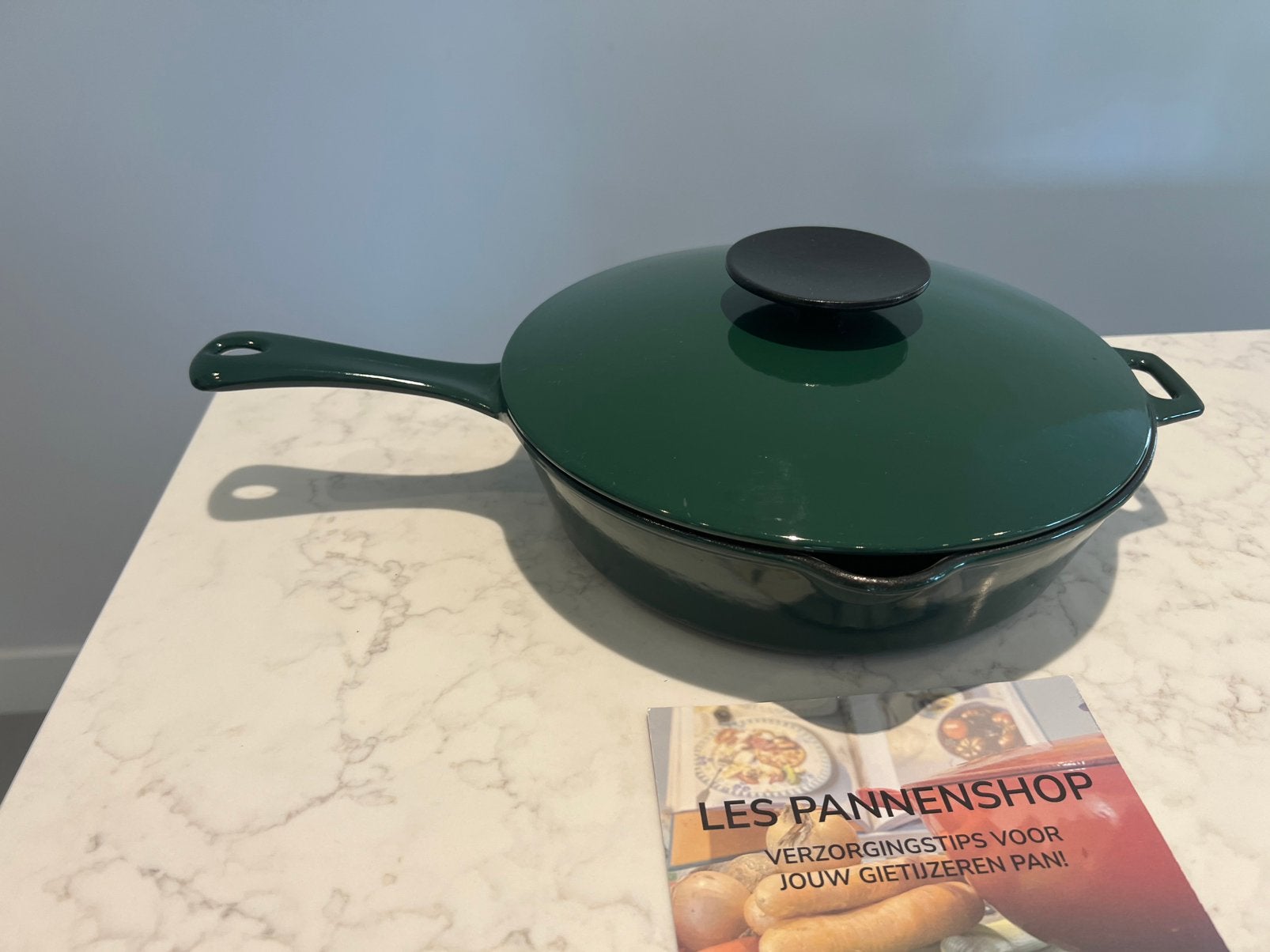 Poêle/sauteuse AGA 26 cm Racing Green Très bon état, Avec couvercle, Enlèvement ou Envoi, Le Creuset, Comme neuf