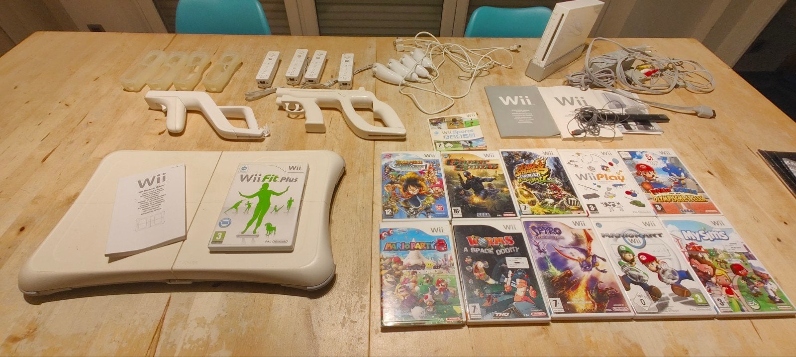 Wii console(kapotte cd lezer) 4controlers en nunchuk+12game, Games en Spelcomputers, 3 spelers of meer, Ophalen, Gebruikt