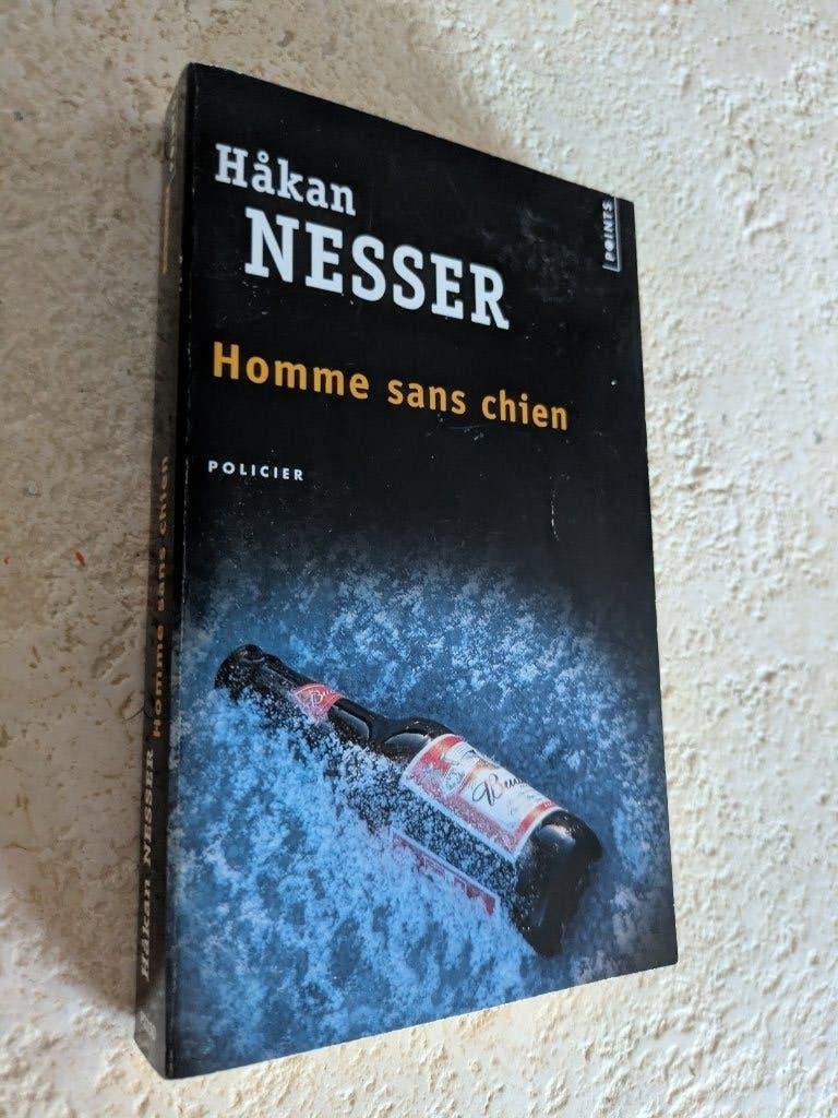 Homme sans chien (Håkan Nesser)., Boeken, Tv-bewerking, Zo goed als nieuw, Håkan Nesser., Verzenden