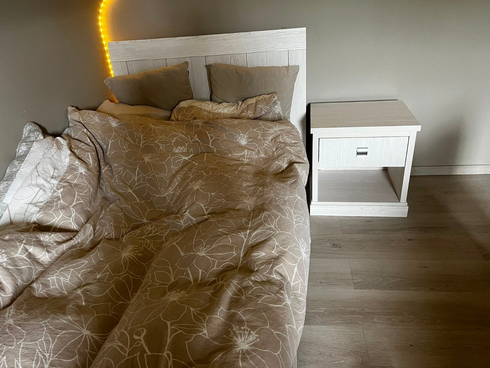 bed met nachtkastje, Ophalen