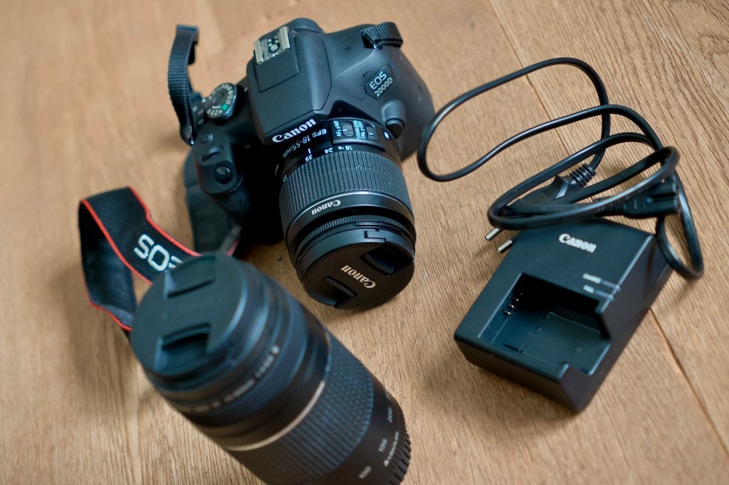 Canon EOS 2000D + 2 objectifs + housse, TV, Hi-fi & Vidéo, Enlèvement, Comme neuf, Compact, Canon