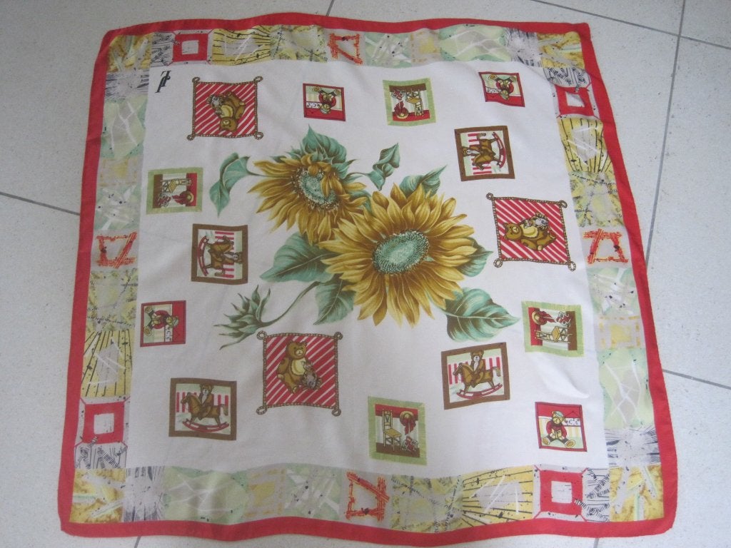 foulard de marque carré en soie vintage ours tournesol, Vêtements | Femmes, Bonnets, Écharpes & Gants, Enlèvement ou Envoi, Comme neuf