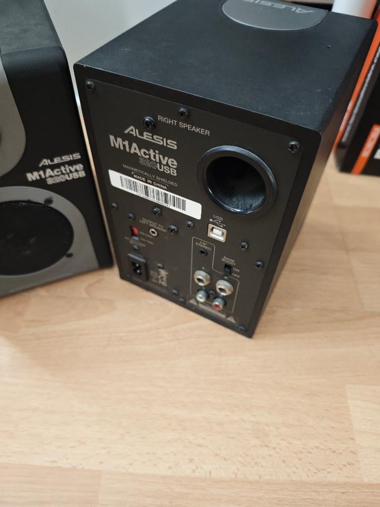 Monitor studio alesis M1 320usb, Gebruikt, Minder dan 60 watt, Front, Rear of Stereo speakers, Ophalen