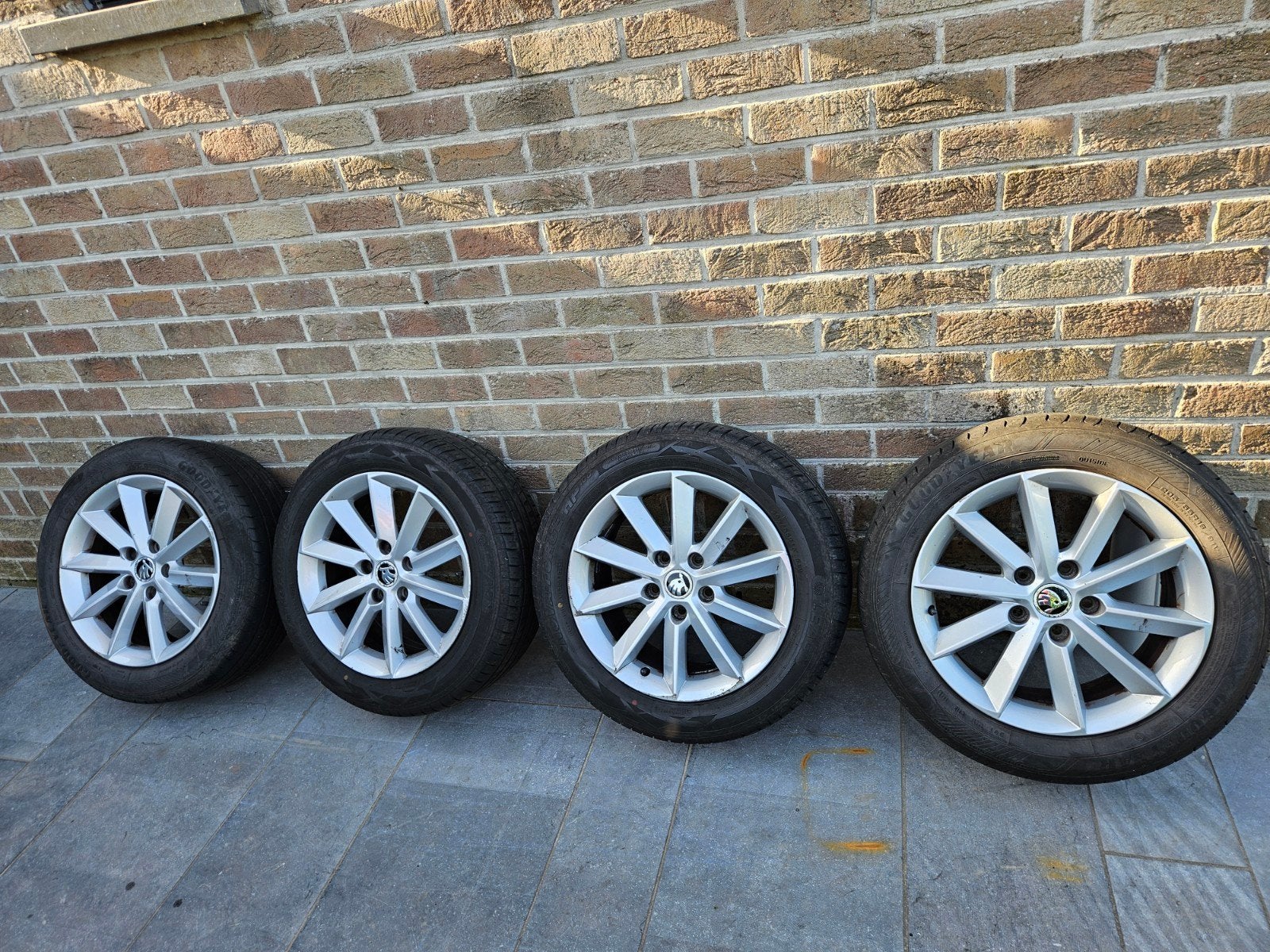 Lot de 4 pneus sur jantes Skoda, Enlèvement, Pneu(s)
