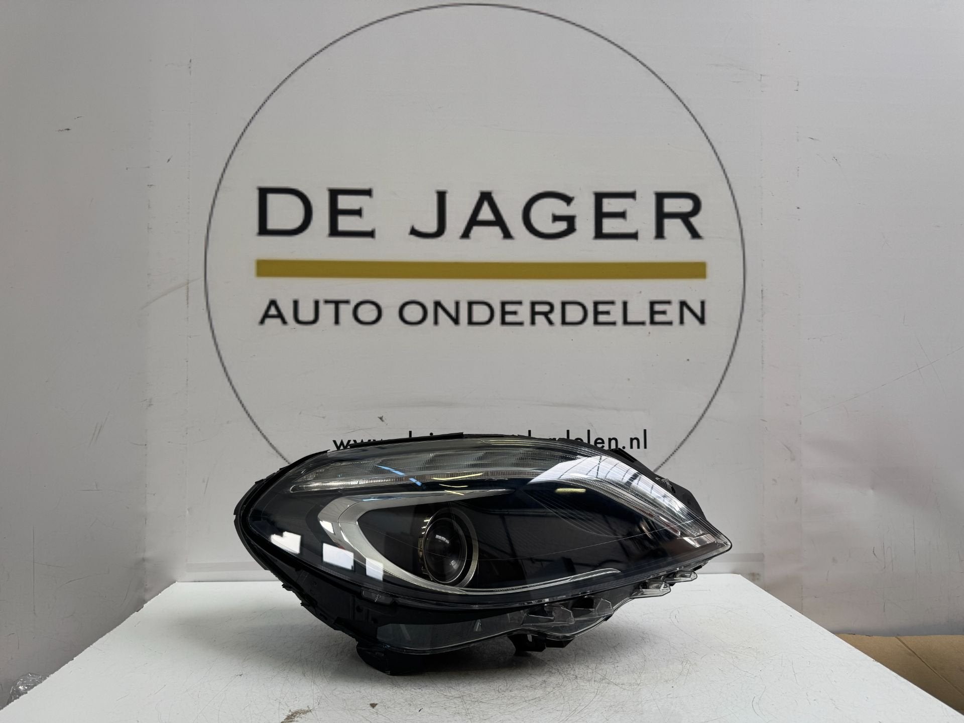 Phare bi-x non droit Mercedes Classe B W246 A2468201661, Mercedes-Benz AG, Mercedes-Benz, Utilisé, Mercedesstrasse 120
70372  Stuttgart, DE