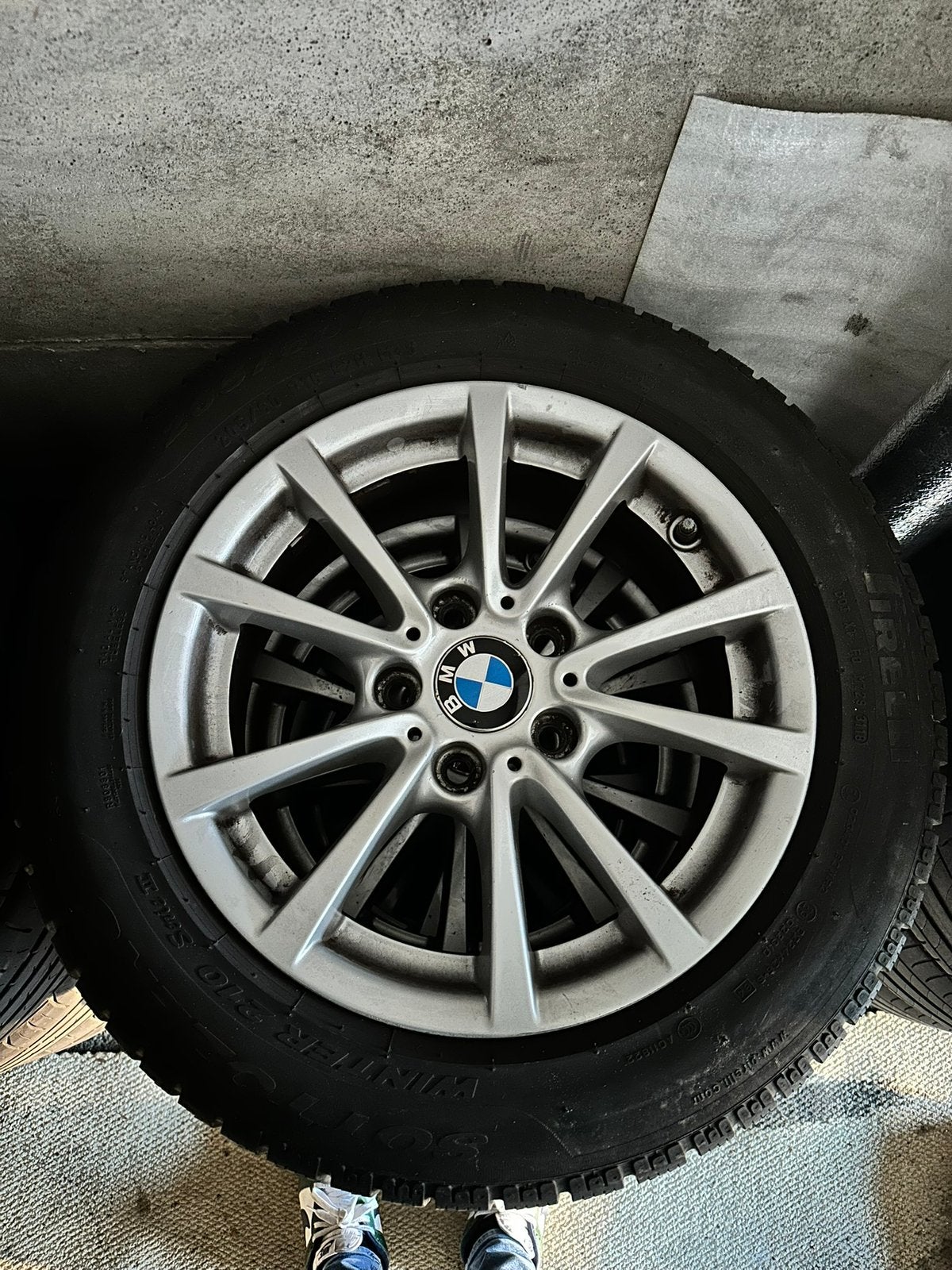 Jantes BMW 16” d'origine avec de bons pneus d'hiver Pirelli., Autos : Pièces & Accessoires, Pneus et Jantes, Pneus hiver, 16 pouces