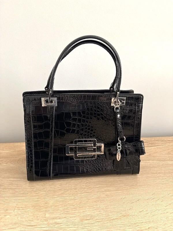 Guess Bourgeois Shoulder Bag, Handtassen en Accessoires, Tassen | Damestassen, Ophalen of Verzenden, Nieuw, Zwart, Handtas