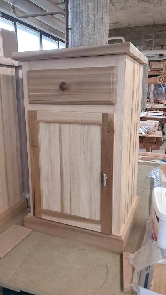 Mooi nachtkastje te koop, Neuf, 70 cm ou plus, 45 à 65 cm, Enlèvement