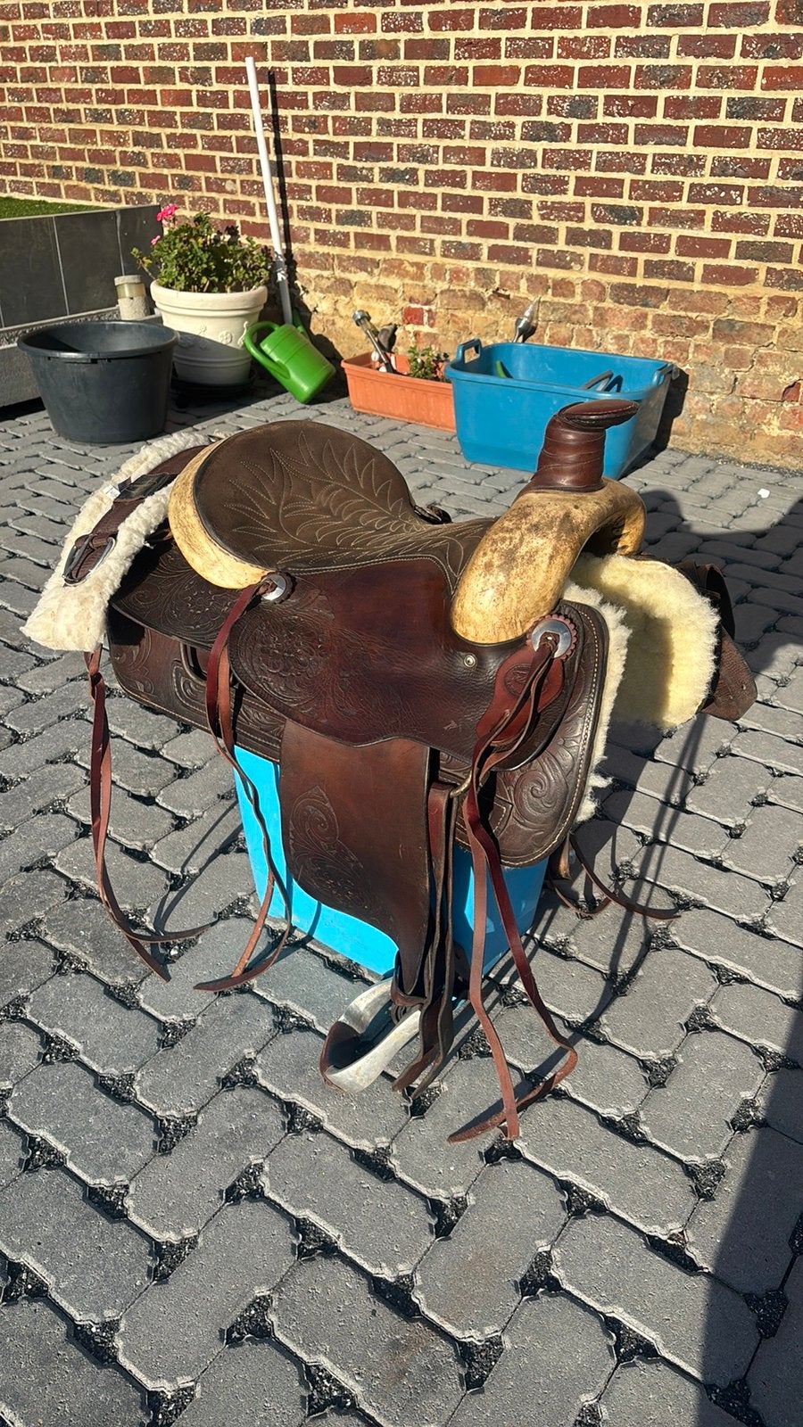 Western zadel, Animaux & Accessoires, Chevaux & Poneys | Selles, Enlèvement, Comme neuf, Étriers inclus, S (16 ou 16.5 pouces)