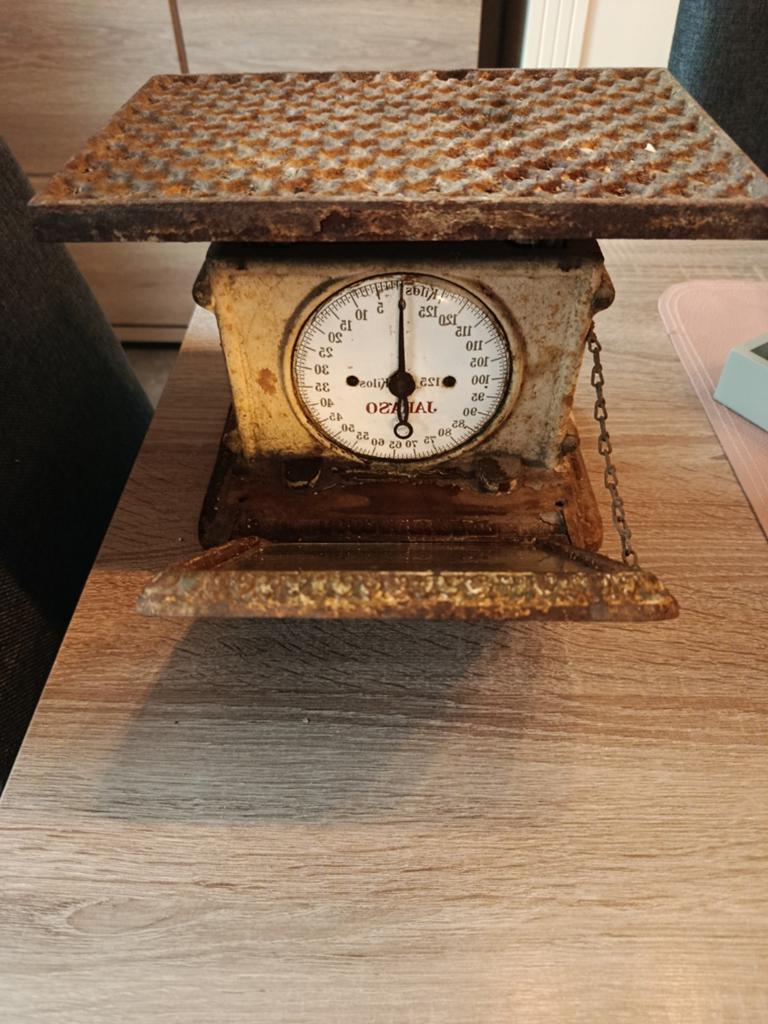 Oude personen weegschaal in spiegelbeeld, Ophalen