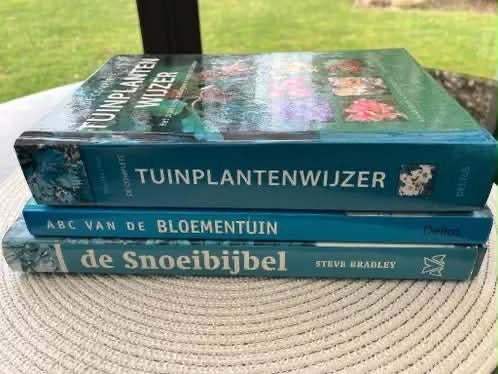 3 praktische tuinboeken over bloemen en tuinplanten., Ophalen, Gelezen, Overige onderwerpen
