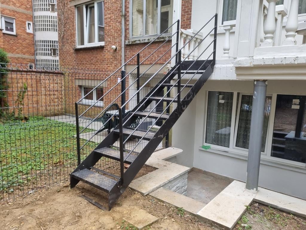 Construction escalier garde-corps métallique, Escalier