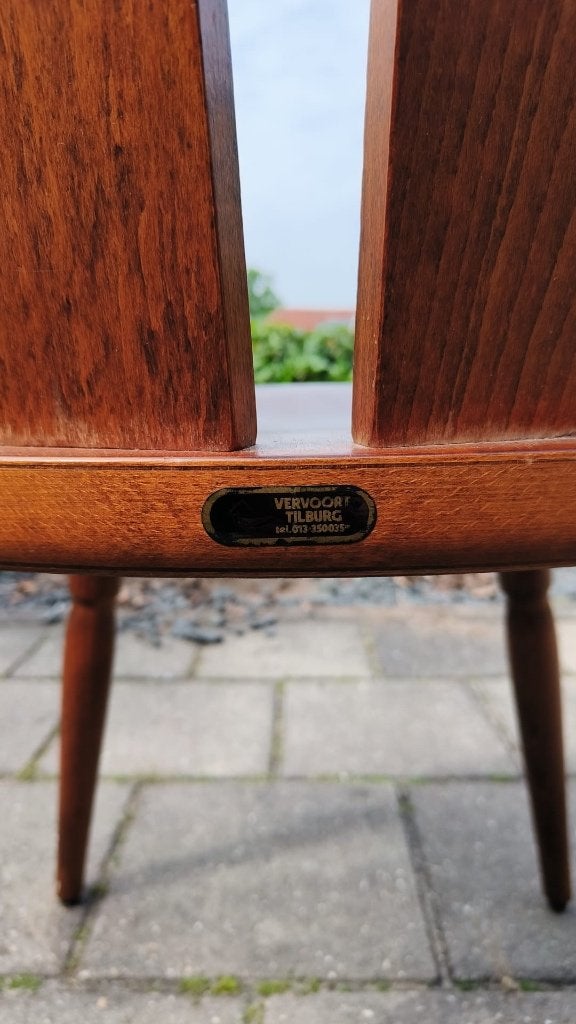 Brutalist ‘Stube’ caféstoelen–massief hout–(43 op voorraad), Huis en Inrichting, Gebruikt, Bruin, Brutalist ‘Stube’ caféstoelen