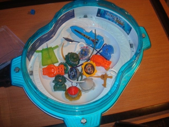 Lot arène + 12 toupies Beyblade, Enlèvement, Utilisé