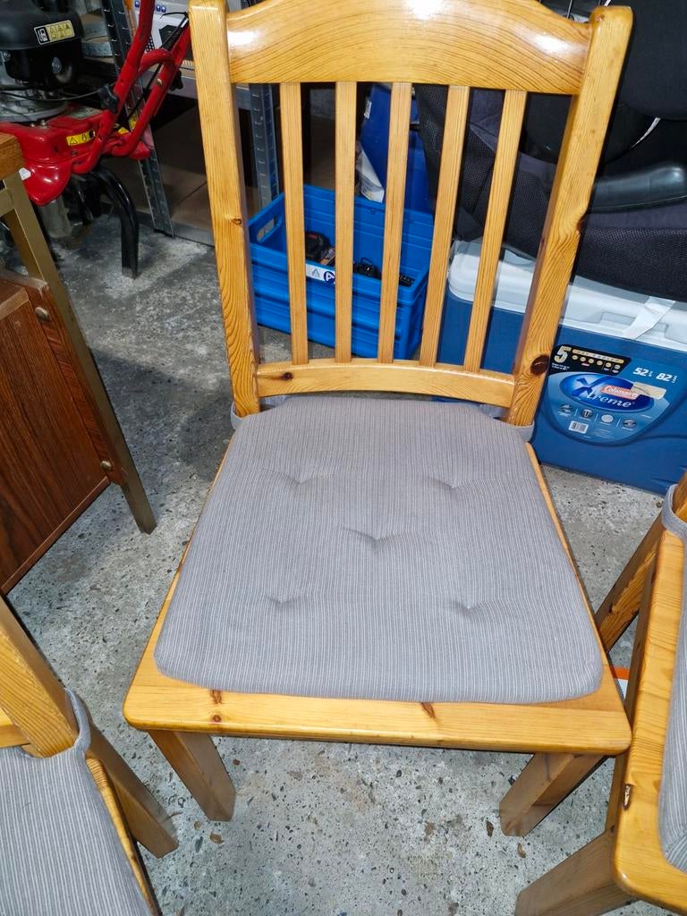 3 degelijke houten stoelen met kussen, Huis en Inrichting, Stoelen, Ophalen, Hout