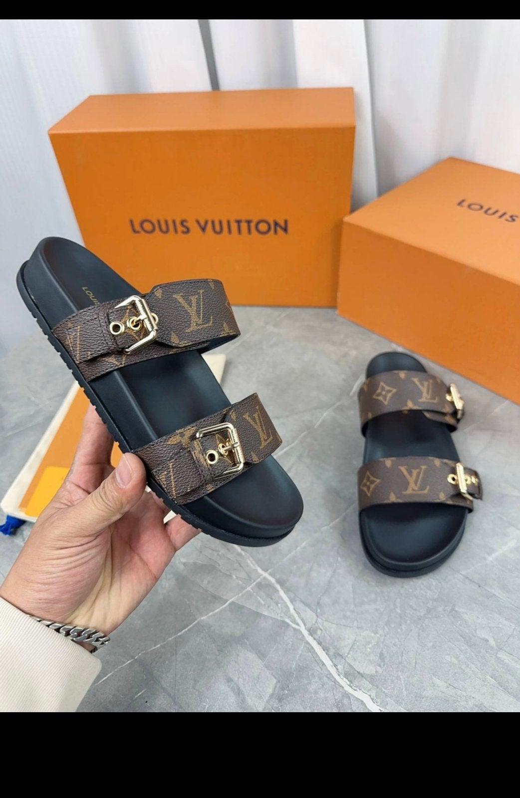 Louis Vuitton slippers helemaal nieuw maat 39, Ophalen of Verzenden, Zo goed als nieuw