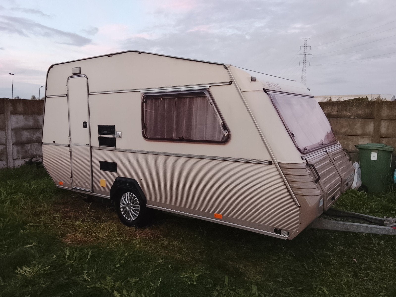 Caravan Kip Grey Line EK40 met voortent, Rondzit, Kip, Omvormbare zithoek, Particulier