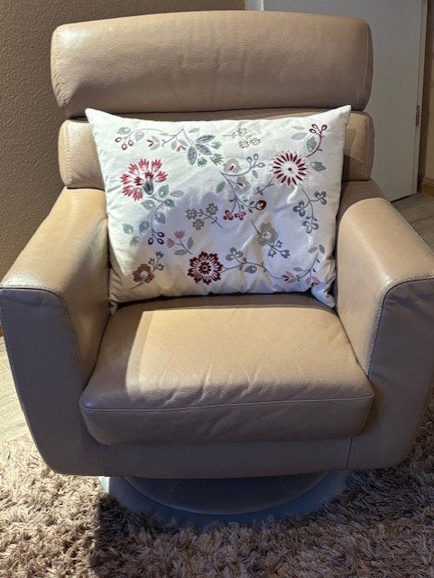 Fauteuil pivotant sur socle central en cuir beige pour 100€, Maison & Meubles, Enlèvement, Utilisé, 75 à 100 cm, Cuir