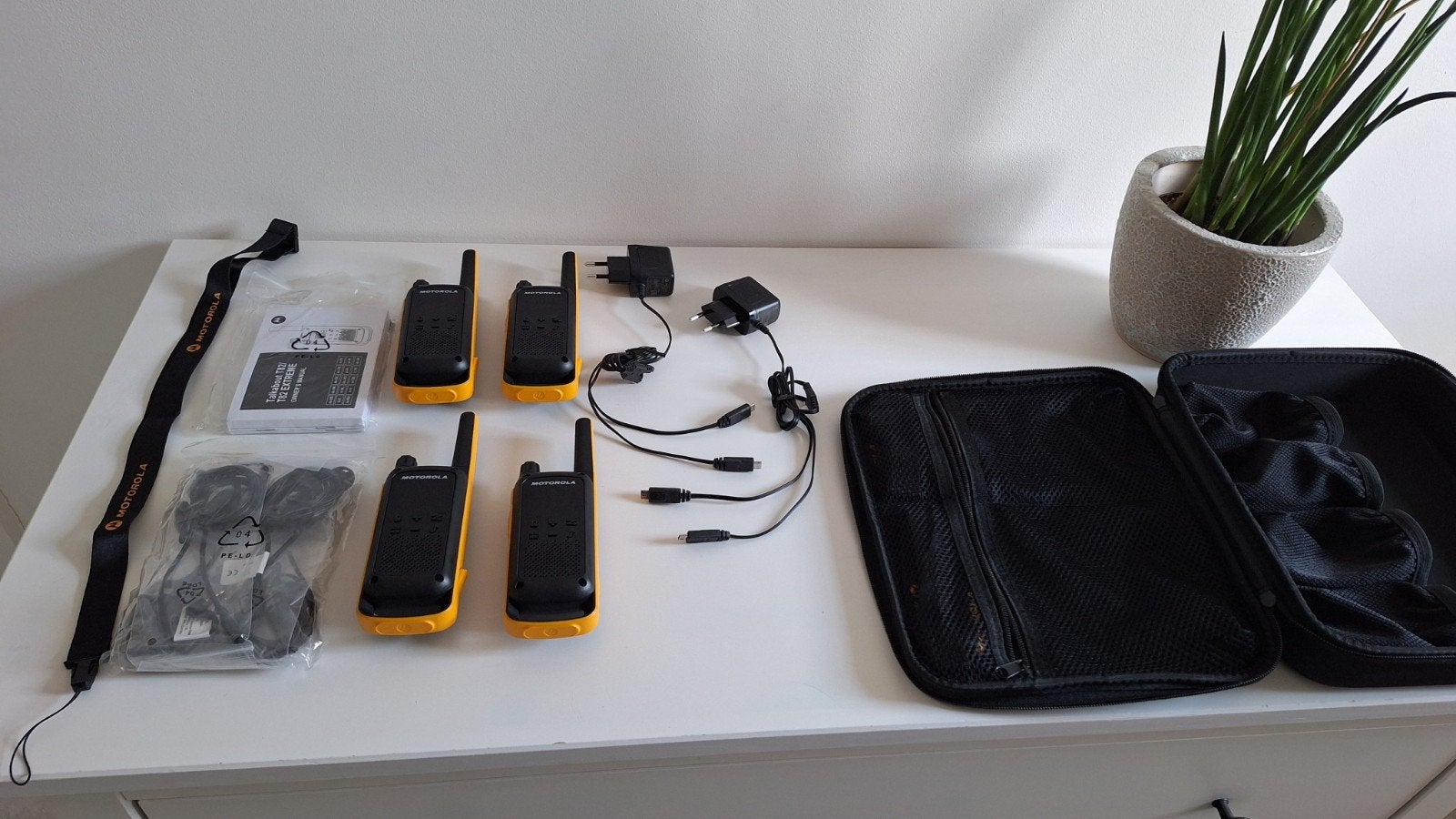 Luxe kofferset 4 Motorola T82 Extreme walkie talkies, Enlèvement ou Envoi, 5 à 15 km, Fonction mains libres, Neuf