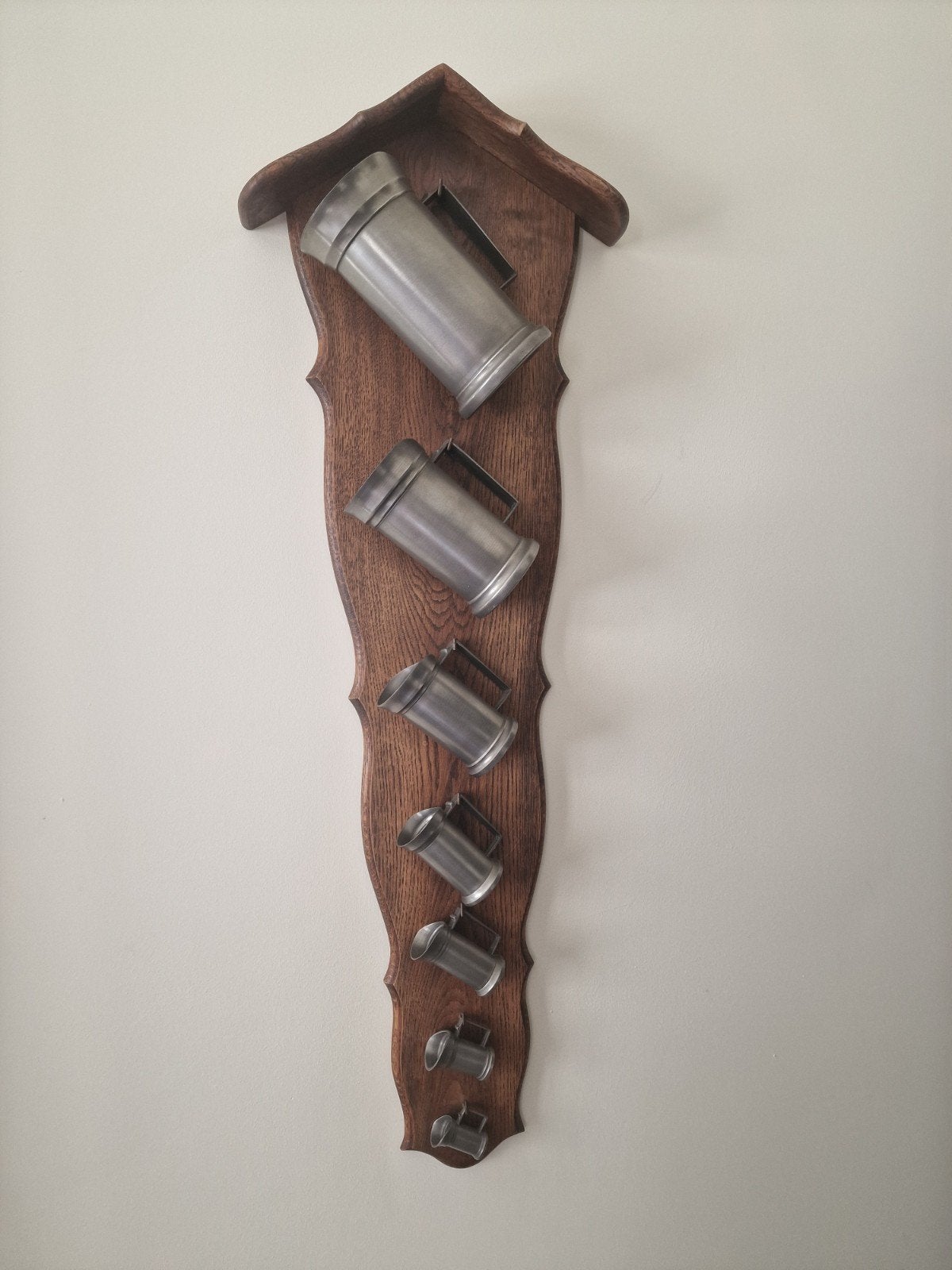 Archelle avec 7 pichets en Etain, Suspension murale, 100 cm, Comme neuf, Enlèvement