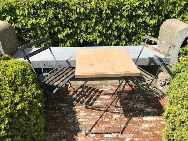 oude bistrotafel met massief eiken tafelblad + 2 stoelen, Antiek en Kunst, Ophalen