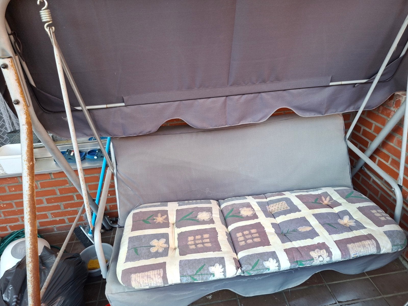 ​Mooie metalen schommelstoel met verstelbare zonnekap, Enlèvement, Comme neuf, Métal, Ajustable