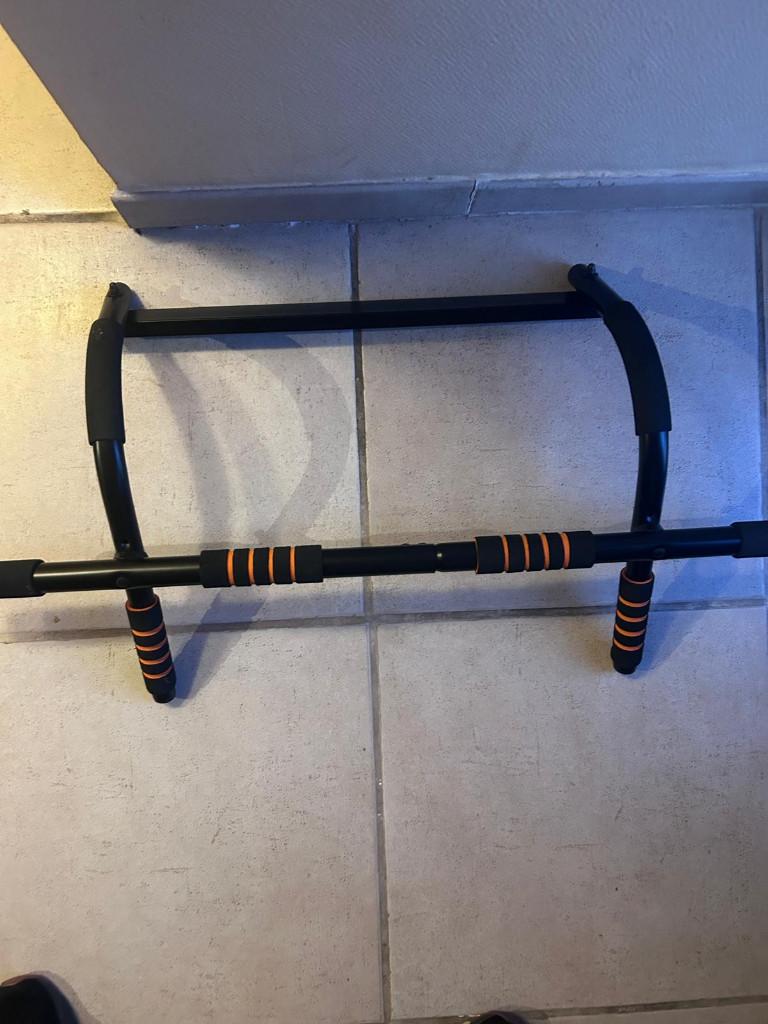 Optrekstang / Pull-up bar – stevig & multifunctioneel, Sport en Fitness, Fitnessmaterialen, Zo goed als nieuw, Oprekstang, Armen