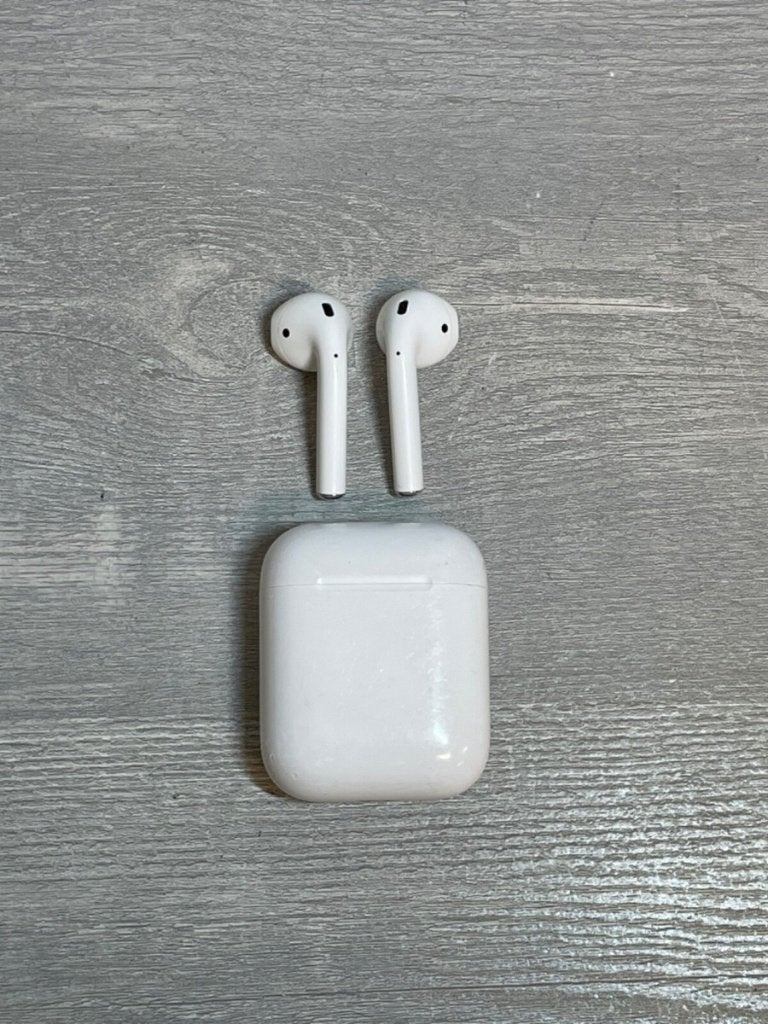 Apple airpods 1st gen in wireless charging case, Telecommunicatie, Gebruikt, In gehoorgang (in-ear), Bluetooth, Ophalen of Verzenden
