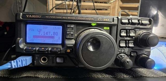 Yaesu FT 897D en parfait état bandes HF ,VHF , UHF, Enlèvement ou Envoi, Comme neuf, Émetteur et Récepteur