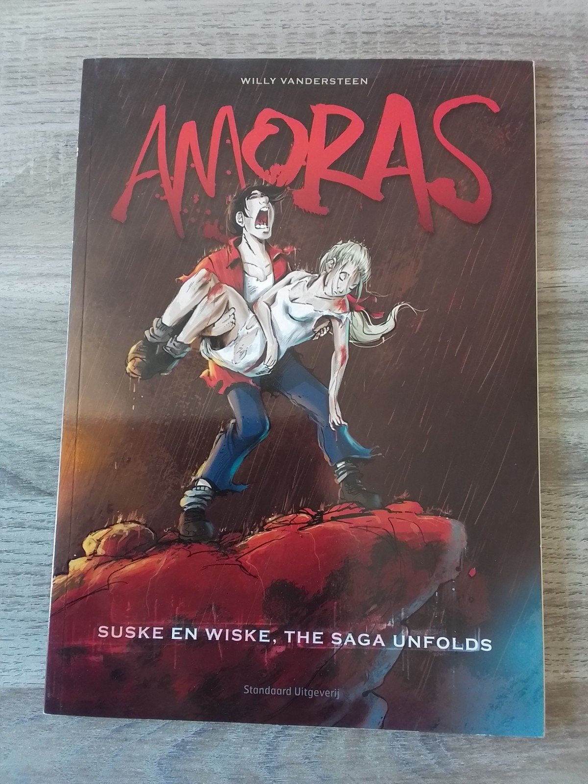 amoras the saga unfolds sc, Ophalen of Verzenden, Gelezen