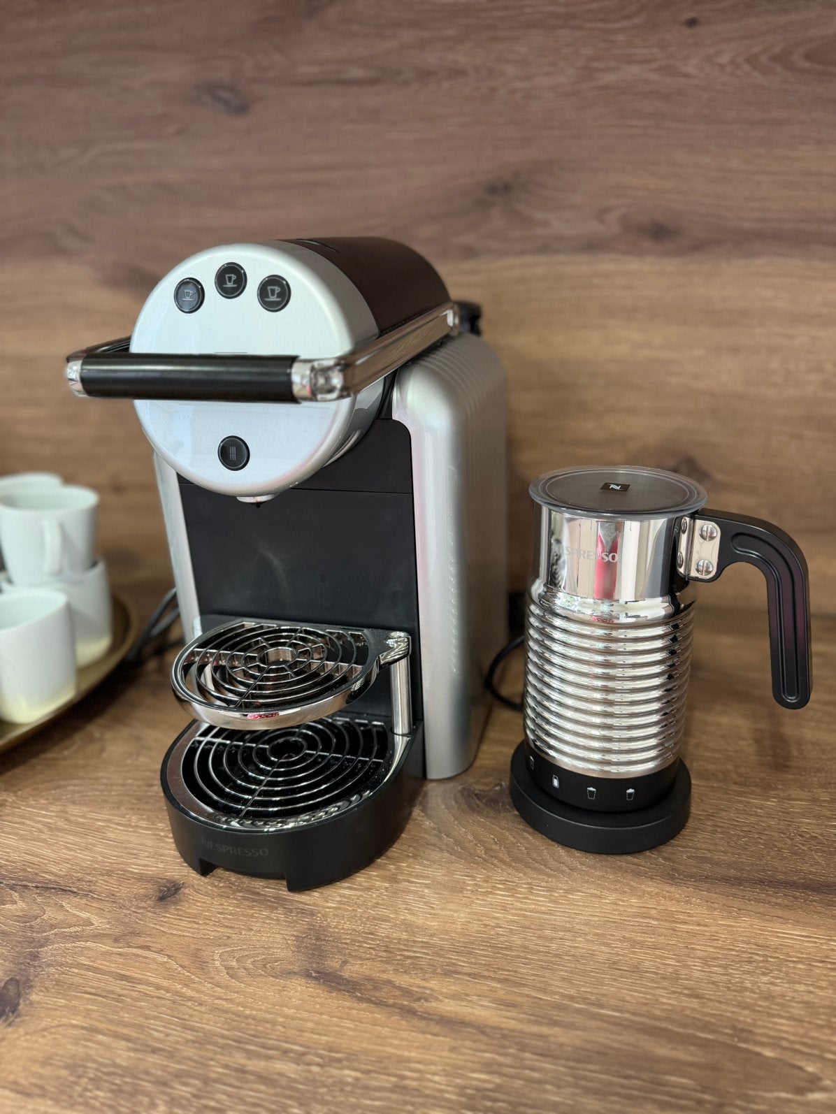 Machine à café Nespresso professionnelle + mousseur à lait, Enlèvement, Comme neuf