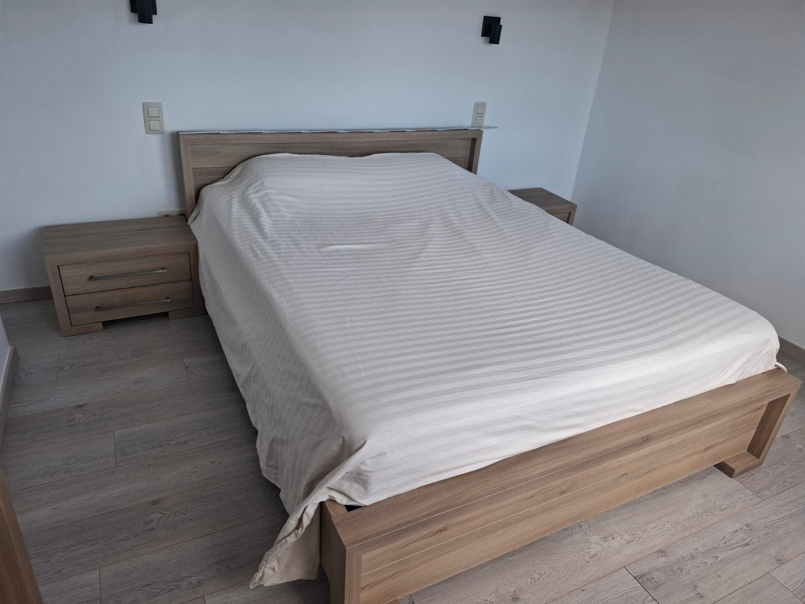 bed met verstelbare lattenboden en twee nachtkastje., Autres couleurs, Enlèvement, 200 cm, Bois