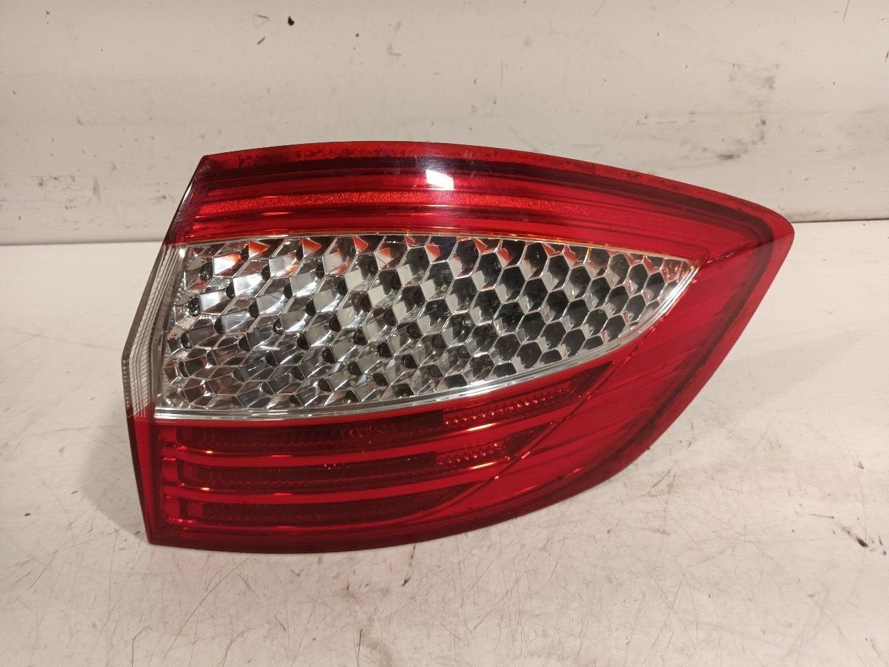 Achterlicht carrosserie rechts Ford Mondeo, Onderdelen@venauto.nl, Van der Ven Autorecycling B.V., Gebruikt, Ettenseweg 76, 4706 PB Roosendaal, The Netherlands