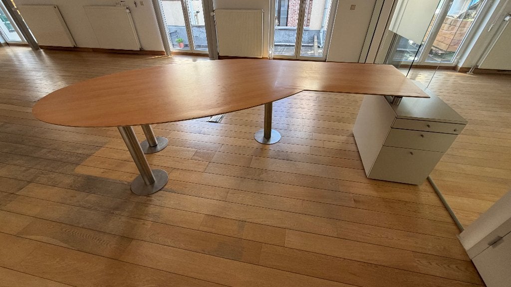 Houten bureautafel met 3 ronde inox poten en bureaukastje, Scandinave, Enlèvement, Utilisé, Bureau-armoire combiné