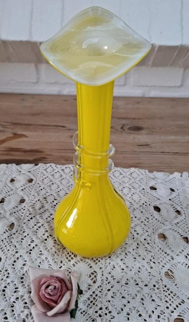 Geel mondgeblazen glazen vaasje, Antiek en Kunst, Ophalen of Verzenden