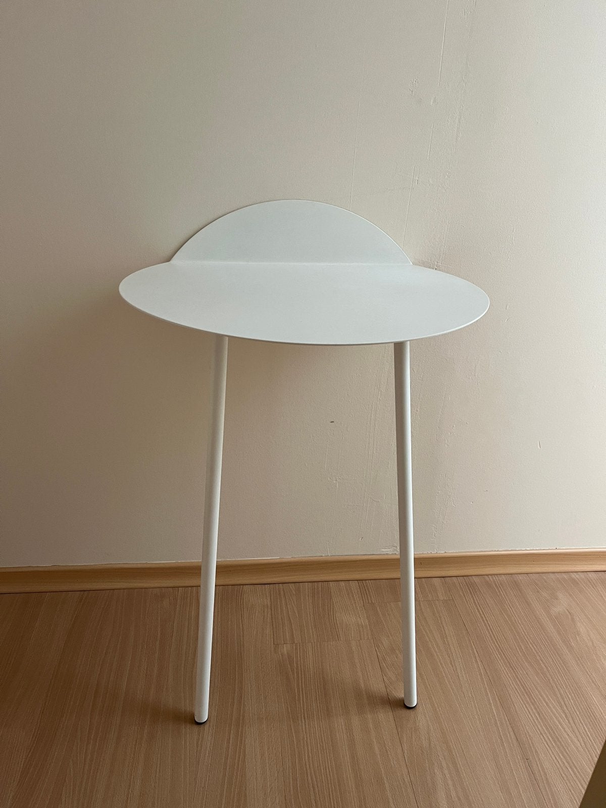 Moderne wit metalen tafel leunt op muur, Ophalen, Zo goed als nieuw