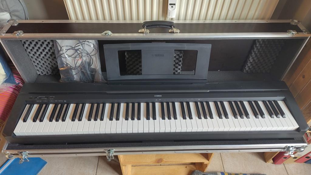 Piano de scène Yamaha noir + Caisse de transport, Musique & Instruments, Pianos, Comme neuf, Digital, Enlèvement, Piano