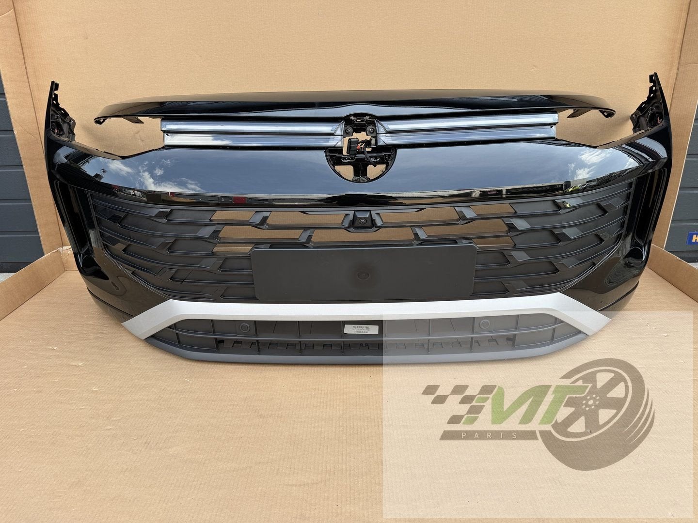 VW Tiguan CT1 voorbumper 571805903 LY9T BLACK PDC CAMERA LED, - kundenbetreuung@volkswagen.de, Gebruikt, Herkomst onderdeel bekend